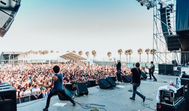 Más de 30 grupos desfilaron por el escenario del festival ante una media de 8.000 personas por día, según la organización.