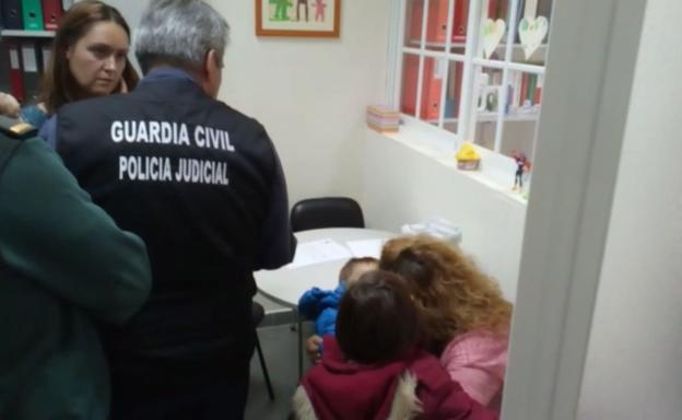 Reencuentro de la madre de Alcalá con sus hijos en Portugal./IDEAL