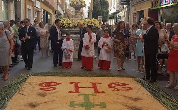 El calor no restó solemnidad a la procesión del Corpus