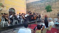 La Orquesta 'Allegro' durante su actuación en el Altozano de la Marquesa.