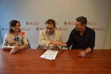 María José Bueno, Francisco Huertas y Antonio Manuel Rodríguez durante la firma del convenio.