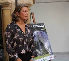 Encarna Camacho posa junto con el cartel anunciador en el patio del Palacio de los Niños de Don Gome.