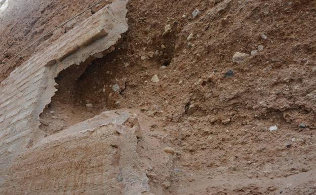 Amigos del Patrimonio alerta del estado de deterioro de las murallas árabes de Andújar