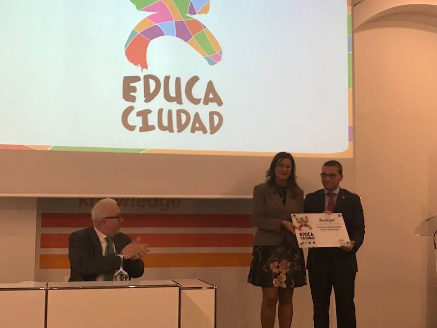 El alcalde ha recogido el premio. /ANDÚJAR IDEAL