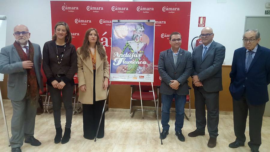 Los patrocinadores del certamen junto con la autora del cartel. /J. C. GONZÁLEZ