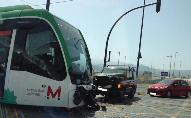 Herido un conductor del metro de Granada tras una colisión con un coche