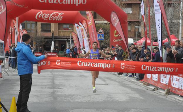Manuel Santiago y Zhor El Amrani brillan en la Media Maratón Ciudad de Baza