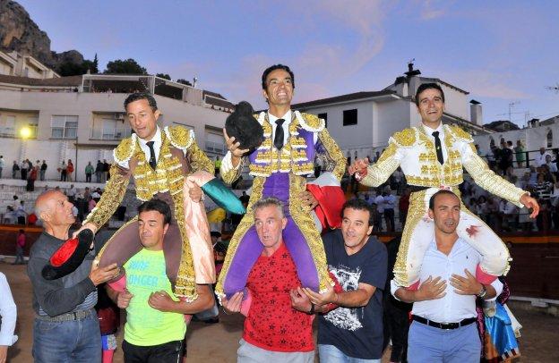 Los tres toreros salen a hombros de la plaza de toros de Cazorla.