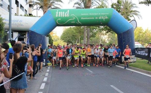 Los corredores de la Prueba Urbana de seis kilómetros en llano, preparados en línea de salida del Edificio Torrelaguna para el pistoletazo inicial.