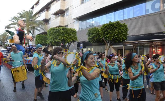 La batucada de ‘Kalimba du Samba’ animó a moverse a las decenas de ejidenses y visitantes que acudieron a la Batalla de Flores.