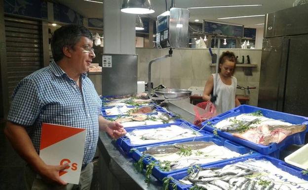 El portavoz de C’s, en uno de los puestos del Mercado.