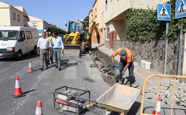 Los operarios de DUE trabajan ya estos días en la dotación de acerado en las calles La Línea y García Lorca de El Ejido.