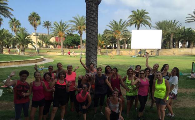 Más de una veintena de mujeres disfrutaron durante julio y agosto de las clases de Zumba en Balerma, de la mano de Nalia Palmero.