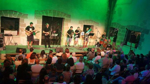 Uno de los grupos que han actuado este año en el festival del Castillo de Guardias Viejas.
