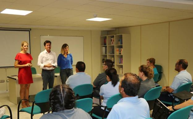 El alcalde y las concejalas de Servicios Sociales y Personal reciben a los empleados.