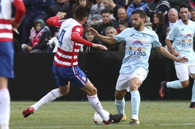 El celeste Rodri controla el balón en presencia del granadinista Antonio González. /AGENCIA LOF