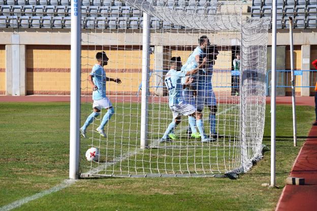 Los celestes celebran el segundo gol de un partido en el que hubo festival, pese al descuido final./PACO ALONSO