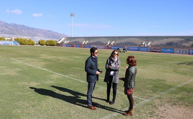 El alcalde de El Ejido y la concejala de Deportes visitaron el estadio. /Ideal