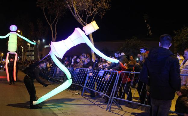 El pasacalles Big Dancers hizo las delicias de los más pequeños que pedían tocar aquellos muñecos de papel articulados que con tanta gracia bailaron por las calles. /I. A.