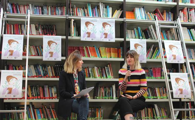 Julia Ibáñez y María Hesse durante la presentación del cartel de la IXedición de la Feria del Libro de El Ejido. /I. A.