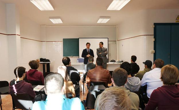 El alcalde y el director de la EOI de Sevilla, en la presentación. /