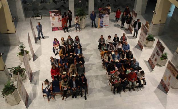 El patio de luces del Ayuntamiento acogió anoche la inauguración de la Feria del Libro con la muestra sobre Carmen de Burgos y la presentación del libro Palabras Viajeras. /I. A.