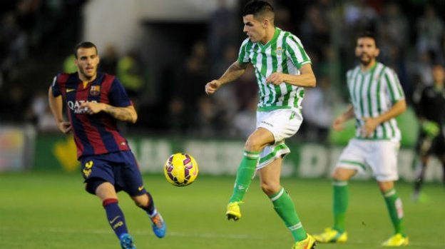 Álex Martínez, en un partido del Betis ante el Barça B. :: j. j. úbeda/