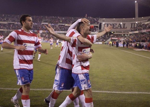 Dani Benítez celebra un gol colocándose la nariz de payaso.