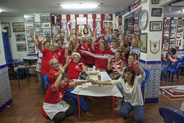 Algunos miembros de la peña Los Cármenes, la más veterana de las del Granada./GONZÁLEZ MOLERO