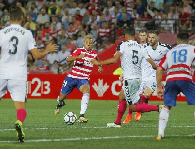 Darwin Machís probó fortuna varias veces con lanzamientos lejanos a puerta en el partido contra el Albacete.