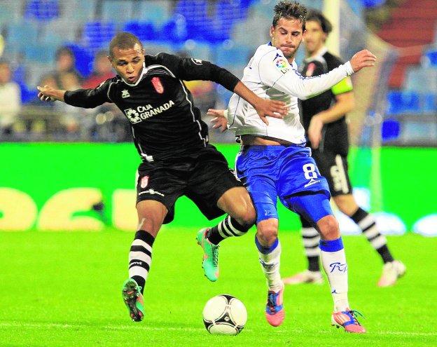 Brahimi (izquierda) conduce el balón en el último partido disputado ante el Zaragoza en Primera división poco antes del descenso de los maños.