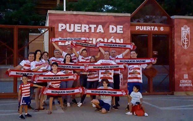 Integrantes de la peña Reconquista Nazarí, posando en la Puerta de la Afición.