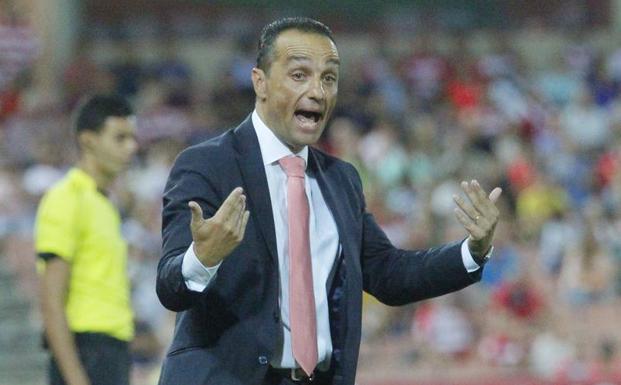 Oltra intenta animar a sus jugadores.