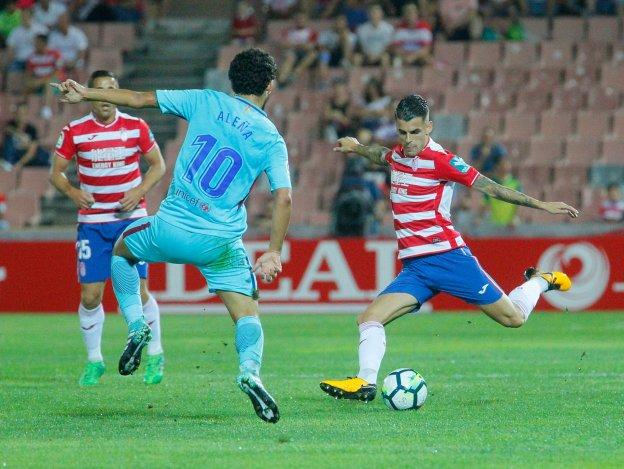 Álex Martínez se dispone a centrar en el partido disputado contra el Barcelona B el pasado viernes por la noche en Los Cármenes.