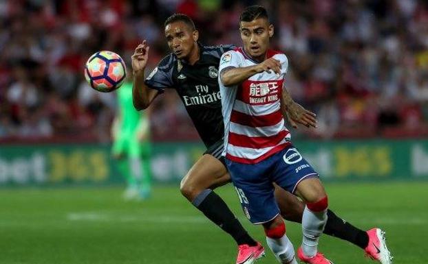 Pereira, frente a Danilo durante un partido con el Granada CF.