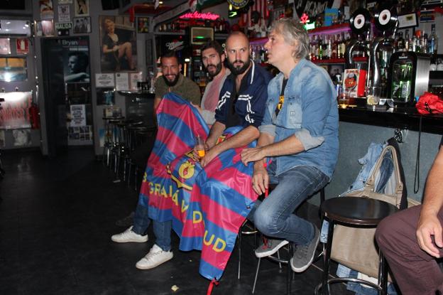 Los peñistas de 'Venim del Sud' no son ajenos a la situación política catalana e intercambian opiniones desde el respeto./J. I. CEJUDO