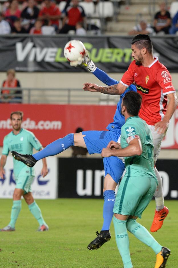 Chamorro pugna con el portero del Granada B./Vicente Vicens / AGM