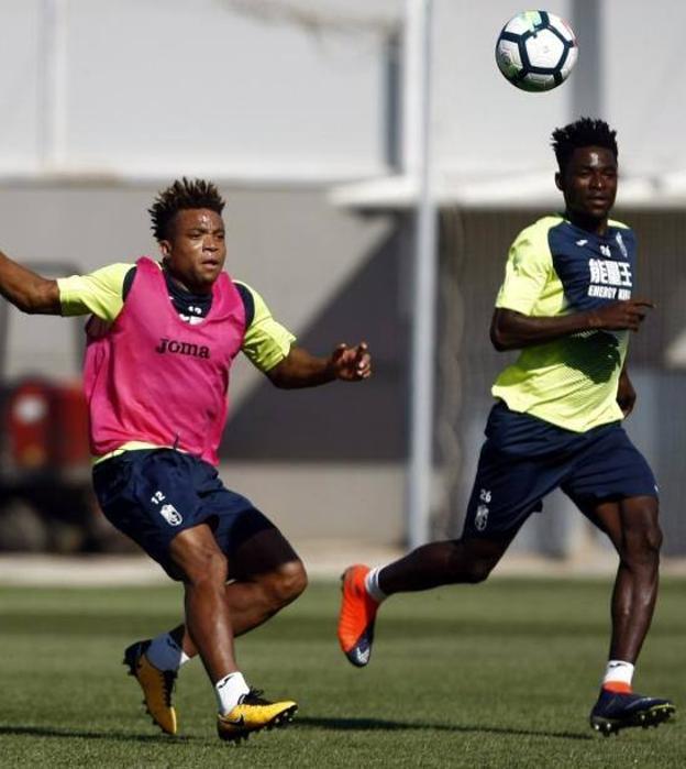 Martin Hongla (derecha), en un entrenamiento. /P. VILLOSLADA / GRANADACF