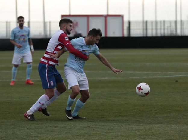 Andrés García disputa el balón ante un adversario durante el partido en la Ciudad Deportiva./Alfredo Aguilar