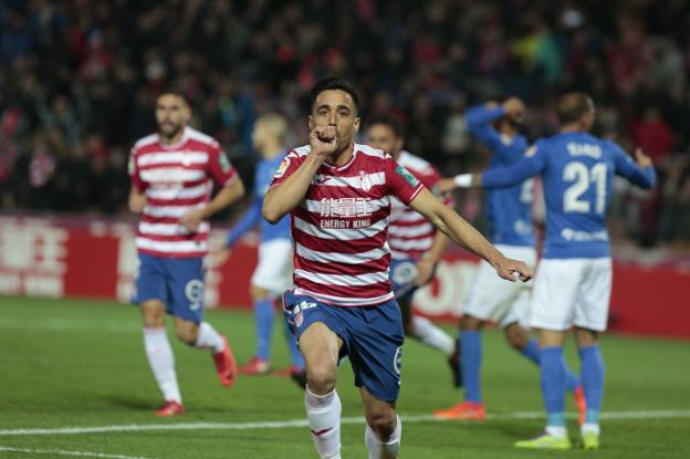 Chupete. Pedro Sánchez celebra la consecución del tercer gol ante el Almería, el que supuso la victoria. /ALFREDO AGUILAR