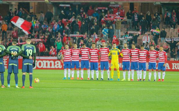 La afición del Granada CF respetó la memoria de Felipe Mesones