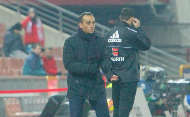 Oltra anima a sus jugadores bien abrigado./RAMÓN L. PÉREZ