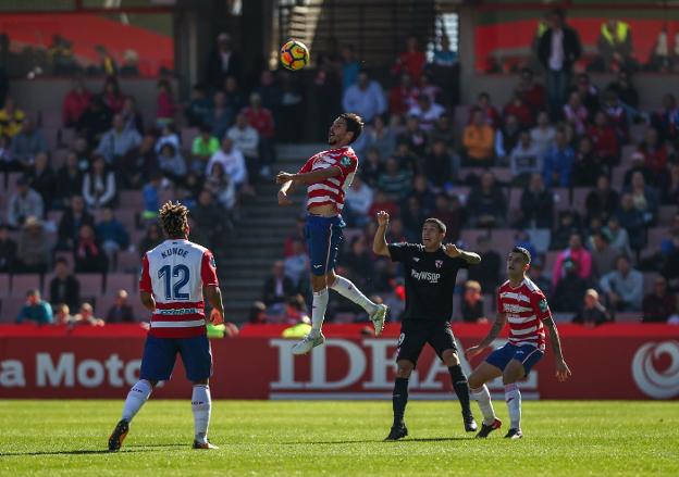 Licá salta en busca del balón para cabecearlo en el partido contra el Sevilla Atlético en Los Cármenes ./FERMÍN RODRÍGUEZ