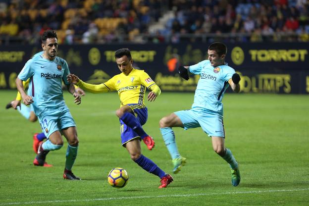Álvaro García trata de controlar el balón./ANTONIO VÁZQUEZ