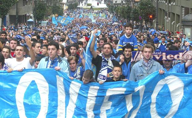 Manifestación para salvar al Oviedo de la desaparición en 2003/El Comercio