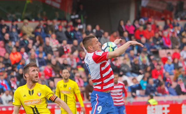 Rey Manaj controla con el pecho un balón ante un defensa rival /RAMÓN L. PÉREZ