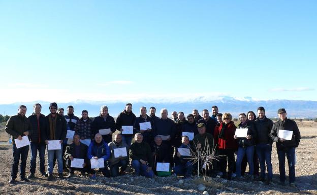 El alumnado recibió sus diplomas tras una clase práctica en Hernán Valle. /IDEAL GUADIX