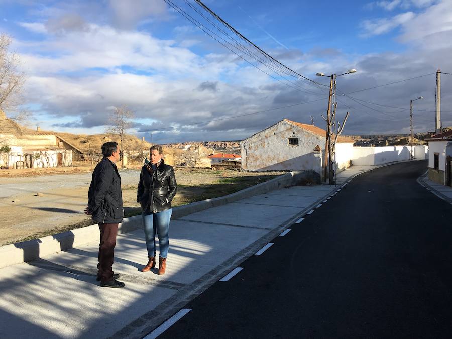 Un nuevo asfaltado une Barranco Armero con Fuente Megías dotando a la zona de mayor seguridad para los peatones