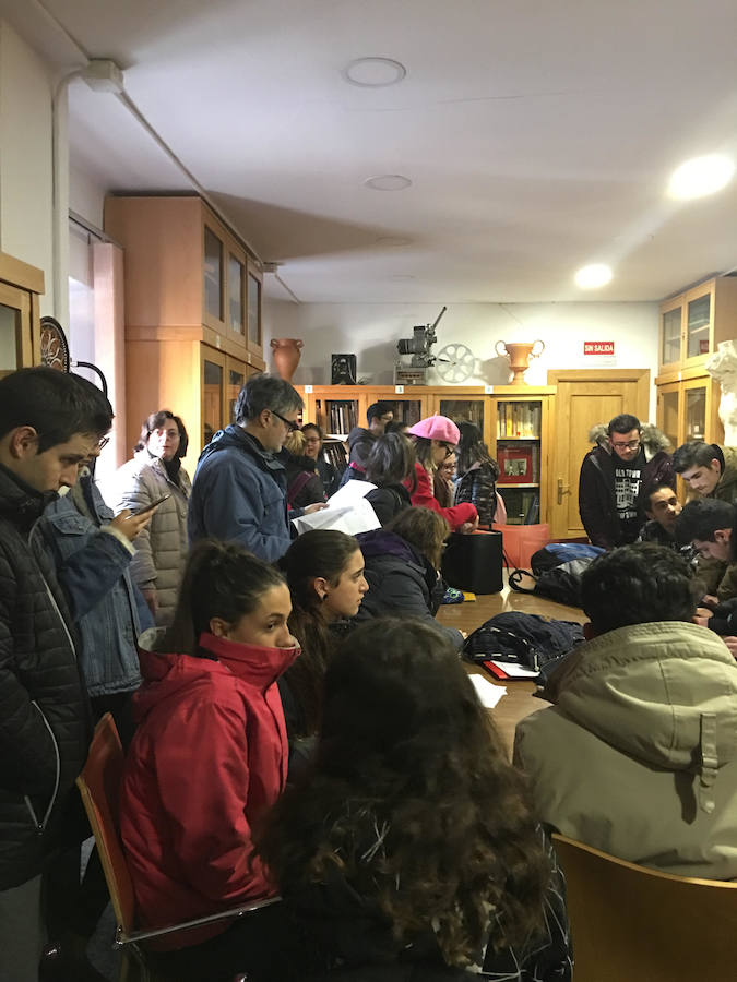 El alumnado se ha reunido en la biblioteca del centro. /I. G.