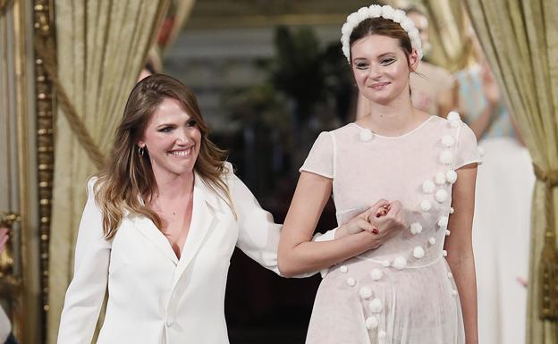 El Ayuntamiento felicita a la diseñadora Eliz Smis por el éxito de la presentación de su colección “Fleur de Lis” en Atelier Couture 2018